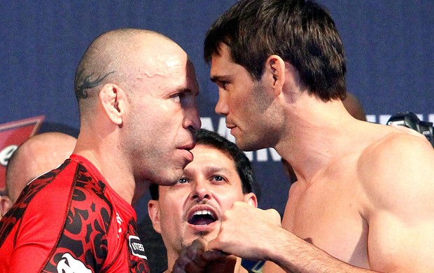 Wanderlei Silva e Rich Franklin na pesagem do UFC (Foto: Washington Alves / inovafoto)