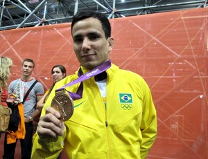 Felipe Kitadai com medalha nova (Foto: Gabriele Lomba / Globoesporte.com)