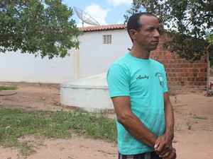 Josié Rodrigues mora do lado do poço público e gasta R$ 30 pela carrada de água (Foto: Catarina Costa/G1 PI)