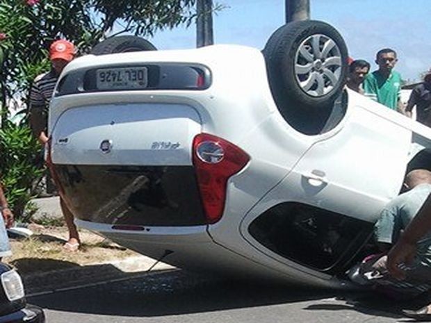 G Carro Capota Fica Os Pneus Para Cima E Condutora Sai Ilesa Em