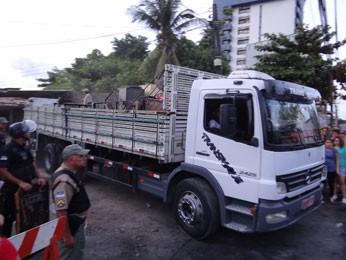 Imprensa só pode acompanhar entra e sai de caminhã com pertences das famílias (Foto: Luna Markman/ G1) Imprensa só pode acompanhar entra e sai de caminhã com pertences das famílias (Foto: Luna Markman/ G1)
