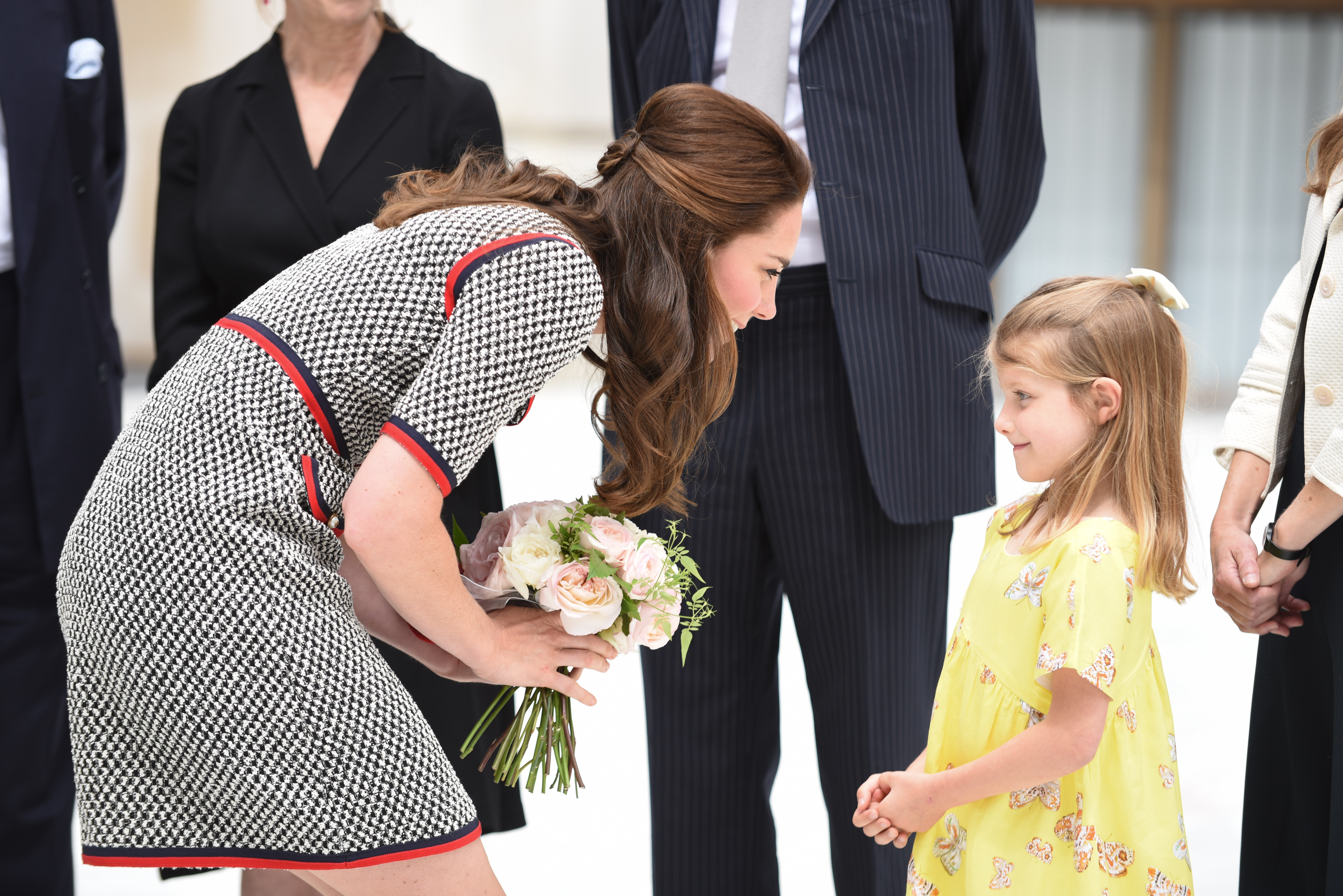 Kate Middleton elege look Gucci para visita ao V&A em Londres (Foto: Getty Images)