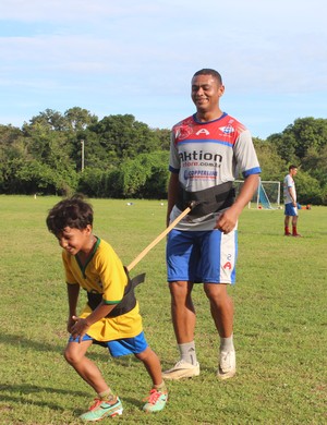 Zagueiro Eridon ajuda na preparação do novo jogador (Foto: Emanuele Madeira/GLOBOESPORTE.COM)