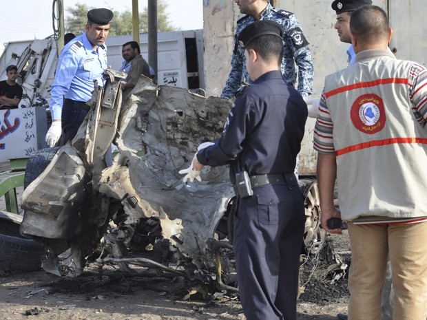 Forças de segurança iraquianas inspecionam o local de um ataque de carro-bomba nesta segunda-feira (15) em Nassiriya, no Iraque (Foto: REUTERS/Stringer)