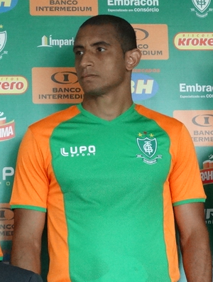 Zagueiro Cardoso foi apresentado pelo América-MG, mas nunca jogou  (Foto: Laura Bernardes)