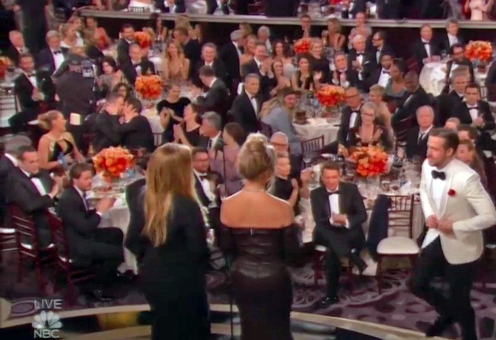Ran Reynolds beija Andrew Garfield no Globo de Ouro (Foto: Reprodução/NBC)