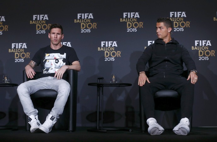Cristiano Ronaldo e Messi coletiva Bola de Ouro (Foto: Reuters)