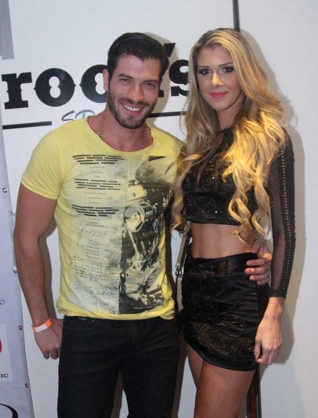Roni e Tatiele Polyana curtem show sertanejo (Foto: Thiago Duran / AgNews)