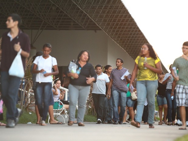 Candidatos deixam local de provas no segundo dia do Enem em Alagoas (Foto: Jonathan Lins/G1)