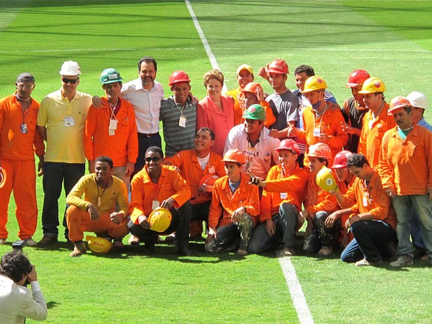 A presidente Dilma Rousseff e o governador Agnelo Queiroz posam para fotos ao lado de operários que trabalharam na construção do Estádio Nacional de Brasília, inaugurado neste sábado (18) (Foto: Lucas Nanini/G1)