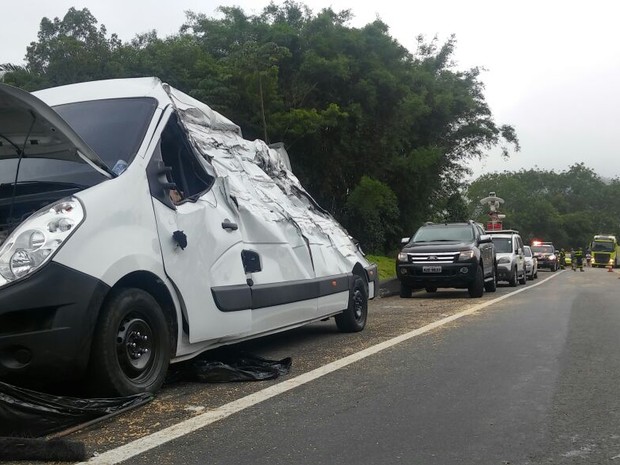 Acidente na BR-277 envolveu três veículos (Foto: Thiago Rodrigues/RPC)