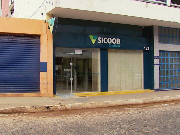 Agência do Sicoob foi assaltada nesta quinta-feira em Lambari (Foto: Reprodução EPTV)