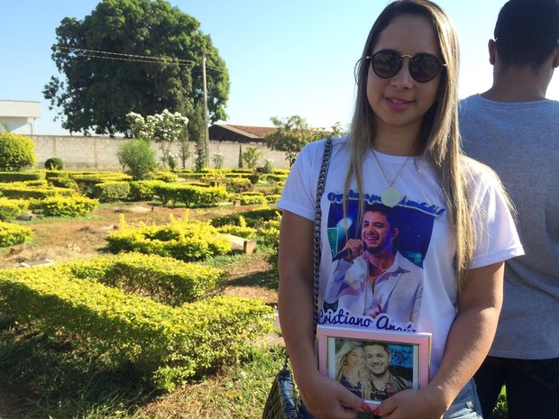 Vendedora Daiane Garcia, 25, saiu de Minas Gerais para visitar túmulo do cantor, em Goiás (Foto: Vitor Santana/G1)