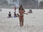 De biquíni, Flávia Alessandra e Fernanda Paes Leme gravam na praia
