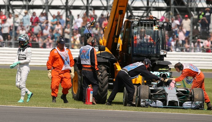 Nico Rosberg abandona GP da Inglaterra (Foto: AFP)