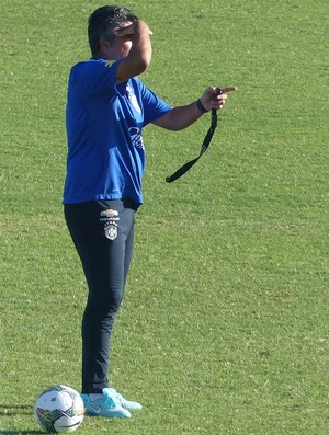 Gallo observa treino da seleção brasileira sub-20 em Montevidéu (Foto: Felipe Schmidt)