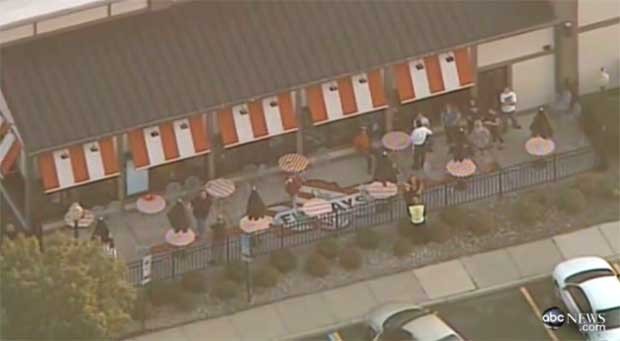 Estabelecimento T.G.I Fridays, para onde foram evacuados os funcionários do mercado Pathmark, onde ocorreu o tiroteio desta sexta-feira (31) (Foto: Reprodução)