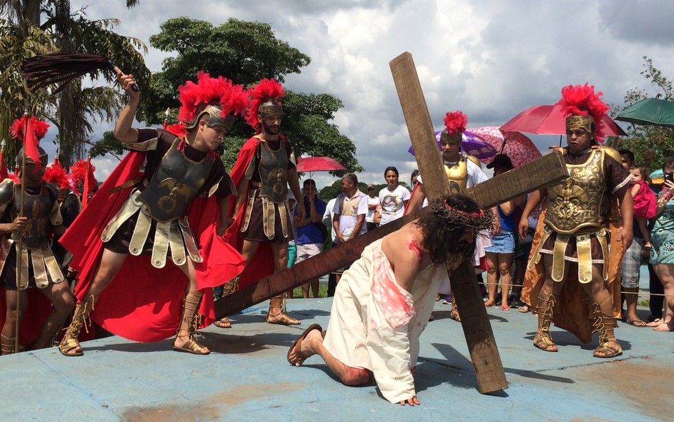 Jesus Cristo é obrigado a carregar sua cruz em encenação (Foto: Vitor Santan/G1)