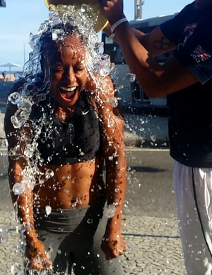 Carmelita Jeter toma banho de gelo no Rio (Foto: Reprodução/Instagram)