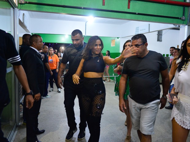 Anitta em bastidores de show em Salvador, na Bahia (Foto: André Muzell/ Brazil News)