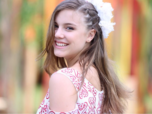 A noivinha rastafári chega linda e feliz a seu casamento no jardim da mansão (Foto: Pedro Curi/TV Globo)