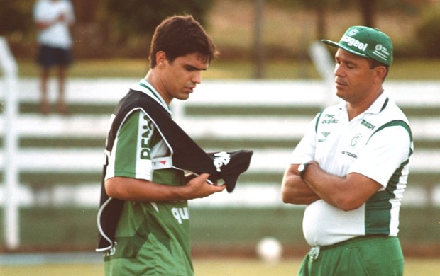 Fernandão conversa com Hélio dos Anjos, no Goiás, em 2000 (Foto: Arquivo/Lailson Duarte/O Popular)
