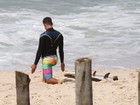 Cauã Reymond dá show de surfe em praia carioca