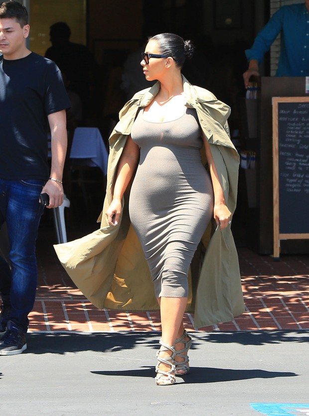 X17 - Grávida, Kim Kardashian faz compras em Los Angeles, nos Estados Unidos (Foto: X17online/ Agência)