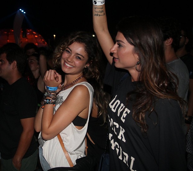 Enquanto isso, Sophie curtiu o show de Florence no meio do público e com a amiga, Thaila Ayala (Foto: Sérgio Gallo) Enquanto isso, Sophie curtiu o show de Florence no meio do público e com a amiga, Thaila Ayala (Foto: Sérgio Gallo)