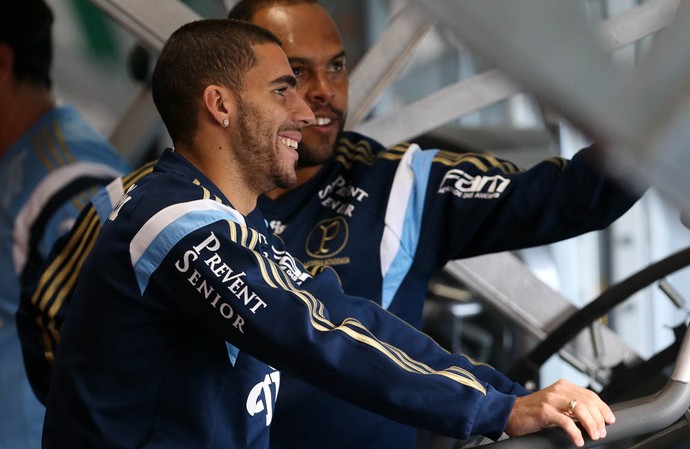 Fora do Brasileirão, volante Gabriel trabalha junto do elenco do Palmeiras