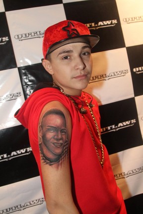 MC Gui exibe tatuagem em homenagem ao irmão antes de show em São Paulo (Foto: Thiago Duran/ Ag. News)