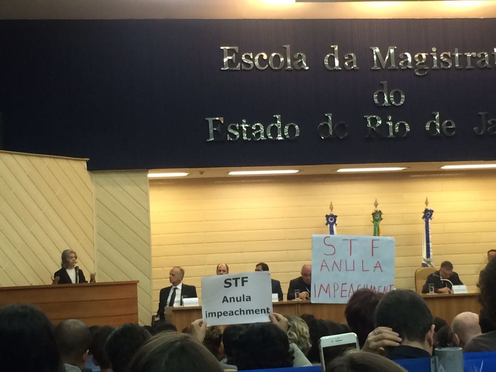 Cartazes com críticas ao STF são exibidos durante o discurso da ministra Carmen Lúcia na Emerj (Foto: Cristina Boeckel/G1)