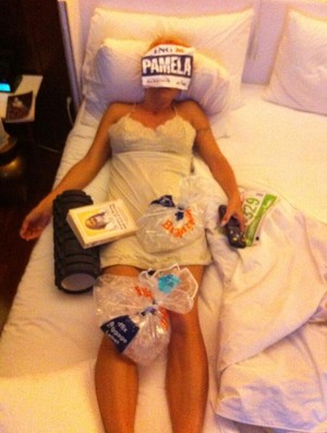 Pamela Anderson com saco de gelo após maratona de Nova York (Foto: Reprodução Twitter)