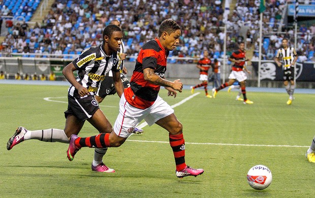 Carlos Eduardo no jogo do Flamengo contra o Botafogo (Foto: Rudy Trindade / VIPCOMM)