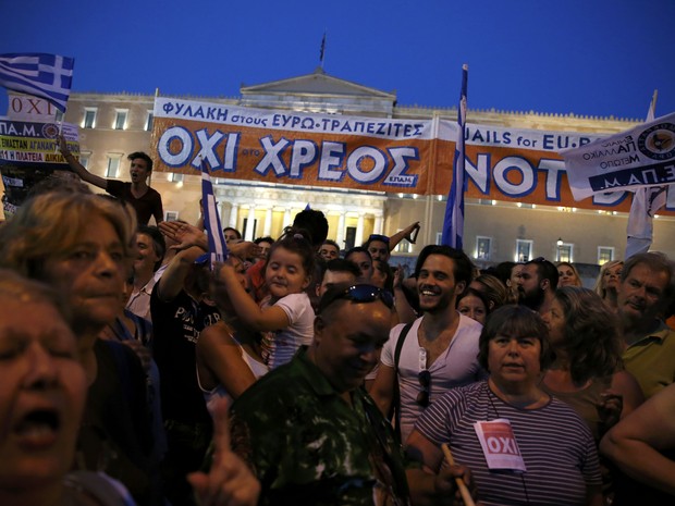 Povo grego reúne-se em frente ao Parlamento em Atenas, nesta segunda-feira (29) (Foto: Reuters/Alkis Konstantinidis)
