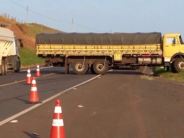 Caminhoneiro não ficou ferido após acidente na rodovia Marechal Rondon, em Botucatu (Foto: Felipe Pugliese/TV TEM)