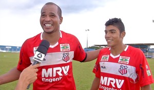 Chulapa agradece Prego pelo cruzamento que resultou em gol (Foto: Reprodução/TV Morena)