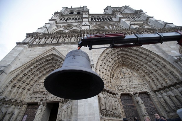 Novos sinos chegam a Ctedral Notre Dame em Paris (Foto: Christophe Ena/AP)