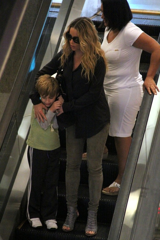 Danielle Winits com o filho no shopping (Foto: Marcus Pavão / AgNews)