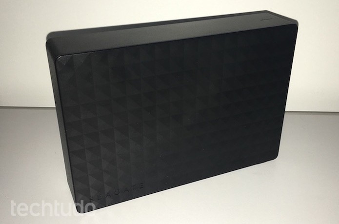 HD externo de 4 TB tem acabamento em plástico com texturas nas laterais (Foto: Helito Bijora/TechTudo) HD externo de 4 TB tem acabamento em plástico com texturas nas laterais (Foto: Helito Bijora/TechTudo)