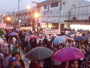 Mesmo com a chuva, muitas pessoas se reúnem no município de Itajaí (Foto: Luiz Souza/RBS TV)