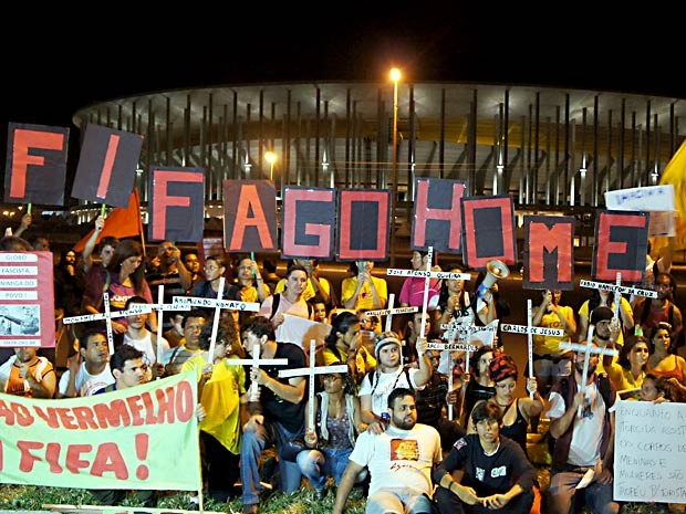 Manifestantes exibem faixas e cruzes em frente ao Estádio Mané Garrincha, em Brasília, durante protesto contra a Copa do Mundo (Foto: Ricardo Moreira/G1)