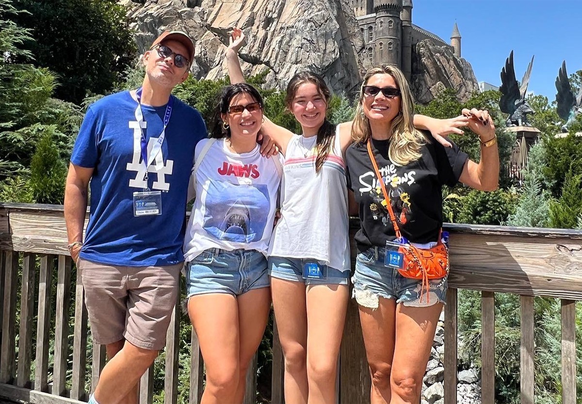 Flávia Alessandra abre álbum de fotos em parque de Orlando com Otaviano Costa e as filhas (Foto: Reprodução/Instagram)