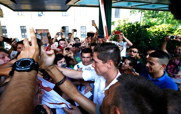 Fernando Torres com torcida no Milan (Foto: AP)