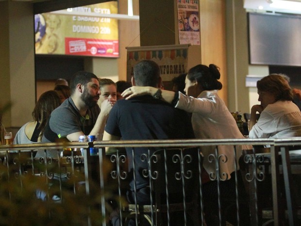 Paolla Oliveira em bar na Zona Sul do Rio (Foto: Ag. News)