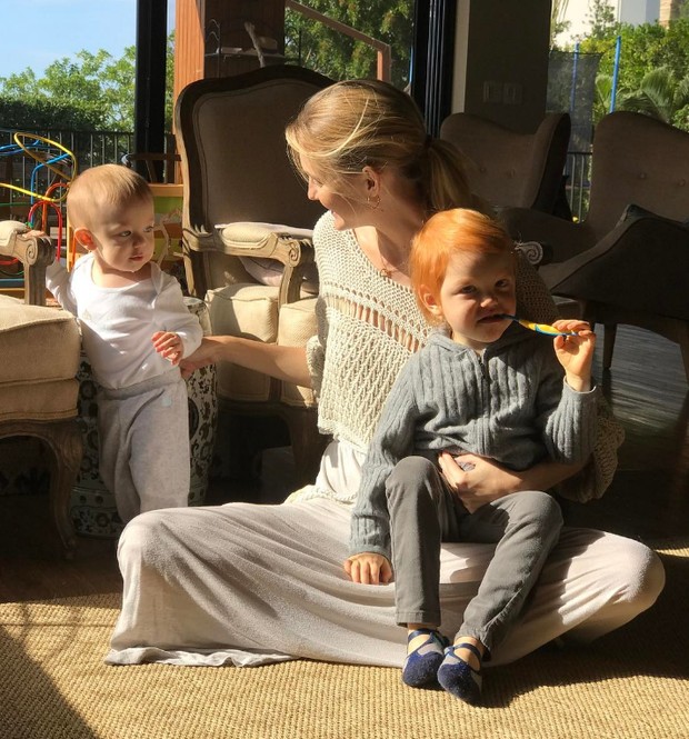 Carol Trentini com os filhos (Foto: Reprodução/Instagram)