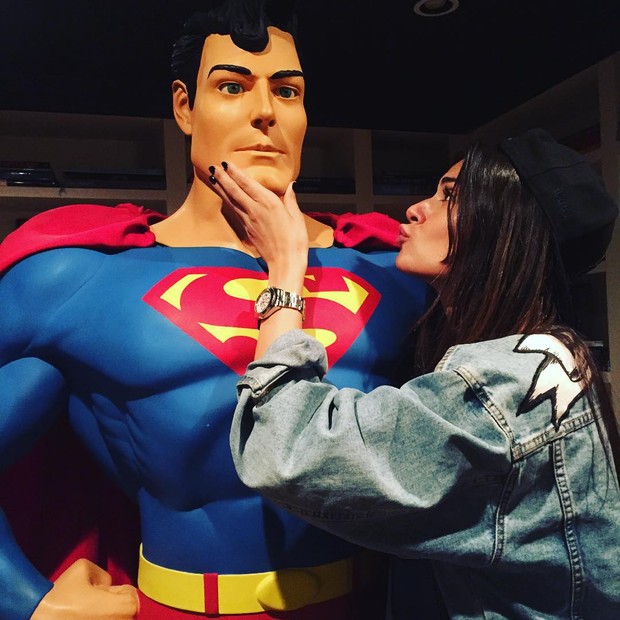 Thaila Ayala brinca com boneco do Super-Homem (Foto: Reprodução/Instagram)