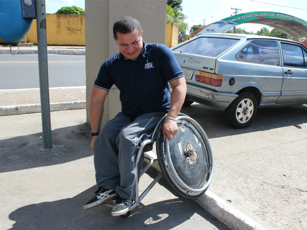 Pessoas com deficiência enfrentam dificuldades nas ruas de Manaus (Foto: Girlene Medeiros/G1 AM)