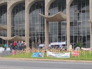 Agricultores fecham entrada do Ministério da Justiça, em Brasília (Foto: Isabella Formiga/G1)