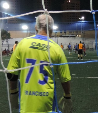 Goleiro de 75 anos Francisco de Assis Silva (Foto: Thiago Fadini/ GloboEsporte.com)